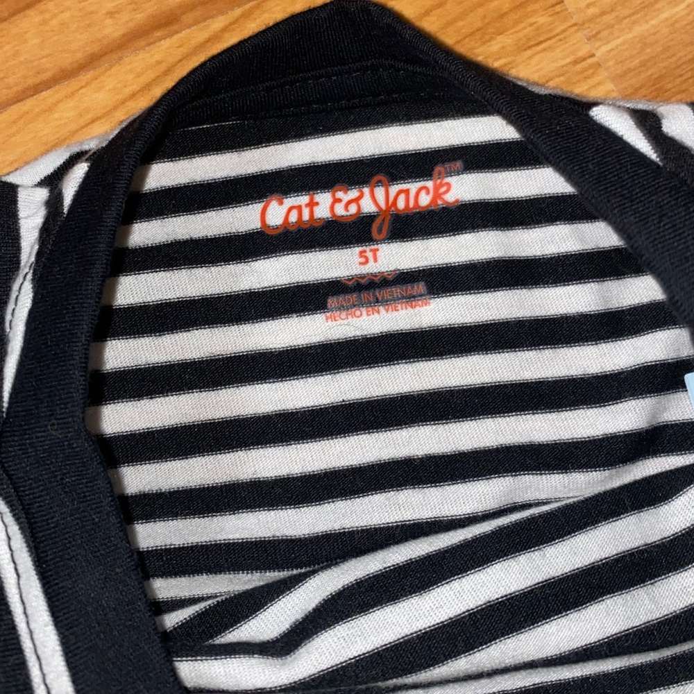 🍀NWT Sz 5T black & white stripe Cat & Jack - Picture 3 of 3